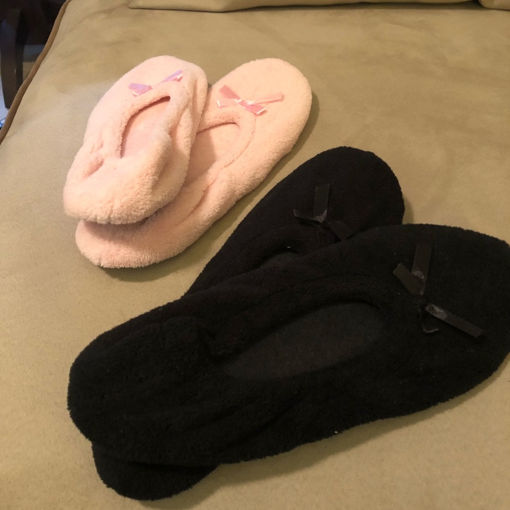 Women’s slippers, 2 pairs for one price.